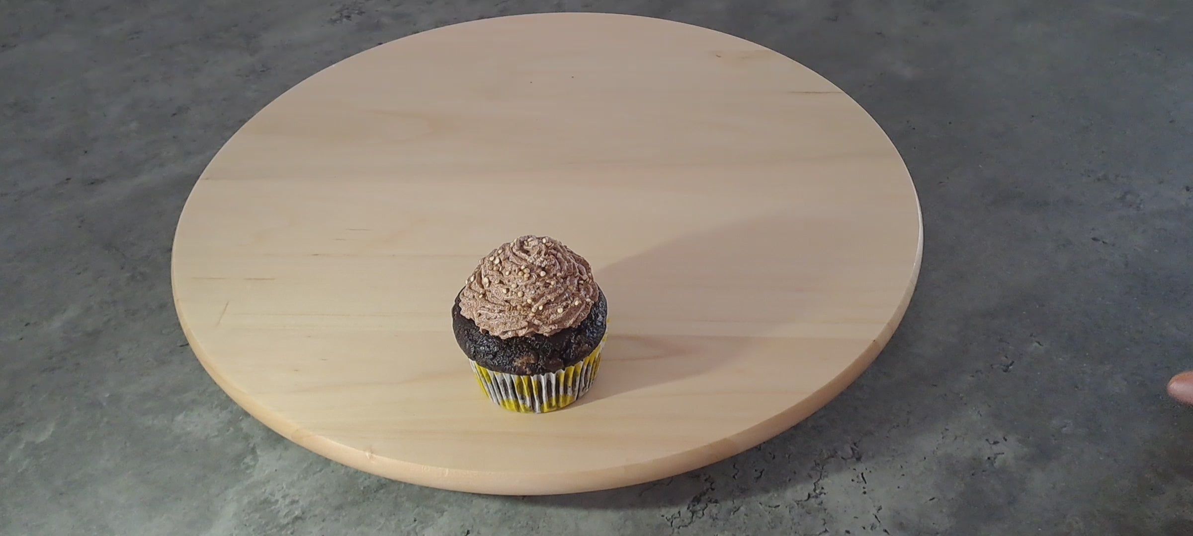 Video laden: A short video of vegan chocolate muffins being put on a wooden plate 